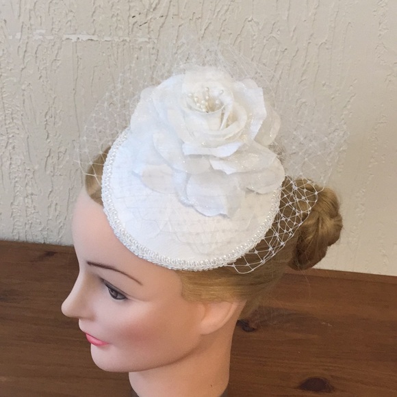 White lace bridal fascinator - Picture 2 of 8